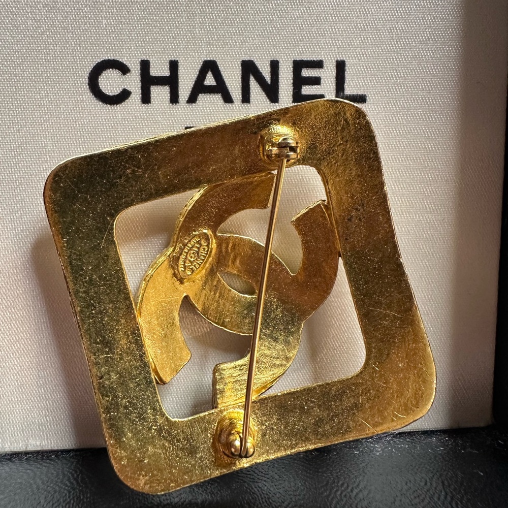 Vintage CHANEL Gold-Tone CC Logo Square Brooch‎ | Textured Statement Pin - Picture 2 of 2
